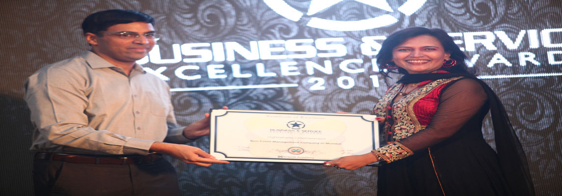 MD Archana Dange receiving award from Indian Chess Grandmaster Viswanathan Anand