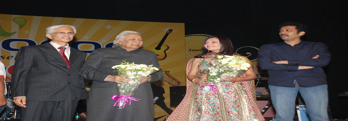  Felicitating Padmabhushan Ustad Ghulam Mustafa Khan 