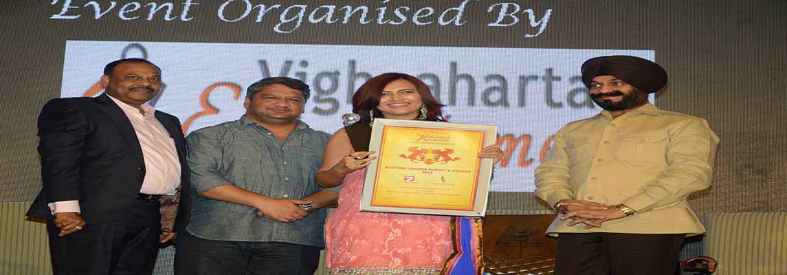 MD Archana Dange Receiving World Wide Achievers Award on 7 Aug 2015