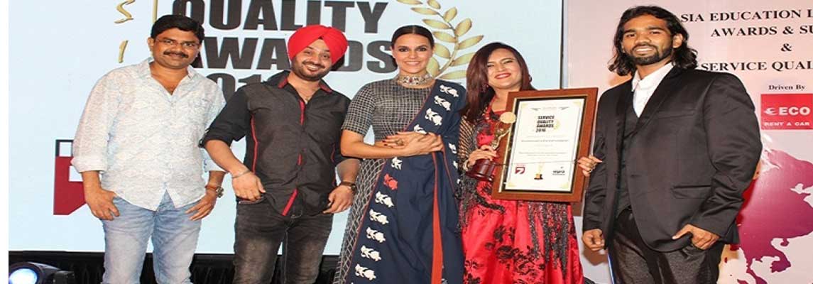 MD Archana Dange Receiving Asia Service Qality Award on 16th Apr 2016